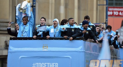 קומפני מניף את הגביע (רויטרס)