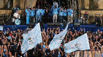 שחקני מנצ´סטר סיטי על הבמה (רויטרס)