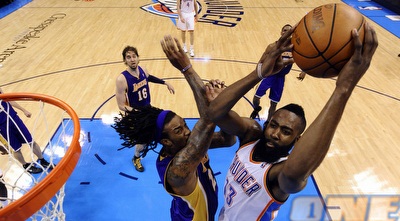 הארדן תוקף את הסל (רויטרס)