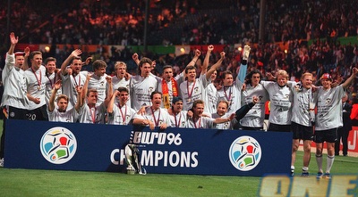 נבחרת גרמניה חוגגת את הזכייה ביורו 96 (GettyImages)