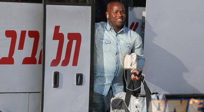 טוטו תמוז יוצא מהאוטובוס (עמית מצפה)