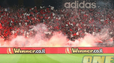 אבוקות ביציע הפועל ת&qout;א (שי לוי)