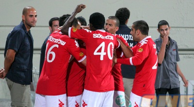 שחקני הפועל ת&qout;א חוגגים (עמית מצפה)