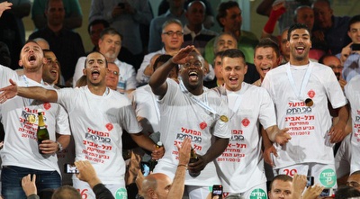 שחקני הפועל ת&qout;א חוגגים עוד גביע (שי לוי)