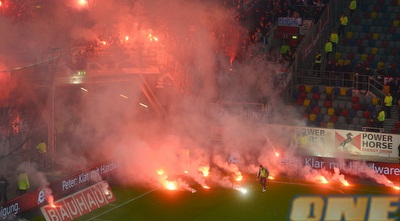 אוהדי הרטה לא מקבלים את רוע הגזירה ועונים עם חזיזים (GettyImages) אוהדי הרטה לא מקבלים את רוע הגזירה ועונים עם חזיזים (GettyImages)