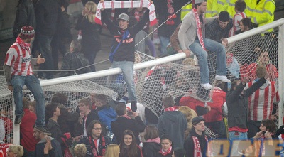 אוהדי פורטונה מפרקים את השער (GettyImages) אוהדי פורטונה מפרקים את השער (GettyImages)