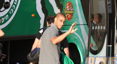 יניב קטן מנופף לשלטם (שי לוי)