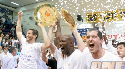 זליקוביץ&acute;, קאר ונאור חוגגים עלייה לליגת העל (חגי ניזרי)