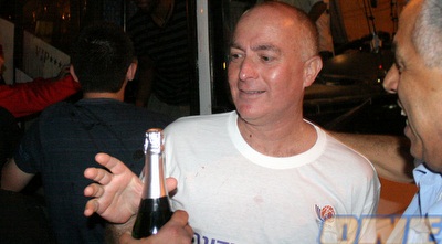 אדלשטיין והשמפניות בחגיגות: &qout;אני אדום בנשמה&qout; (חגי ניזרי) אדלשטיין והשמפניות בחגיגות: &qout;אני אדום בנשמה&qout; (חגי ניזרי)