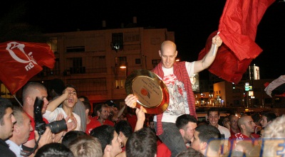 גל איתן מונף על כתפי האוהדים (חגי ניזרי)