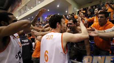 ניצן חנוכי חוגג עם האוהדים (יוסי ציפקיס)