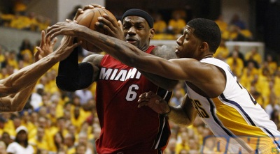 ג´יימס מתקשה לתפקד (רויטרס) ג´יימס מתקשה לתפקד (רויטרס)