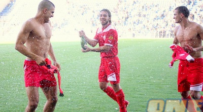 שחקני ר&qout;ג חוגגים על כר הדשא (משה חרמון) שחקני ר&qout;ג חוגגים על כר הדשא (משה חרמון)