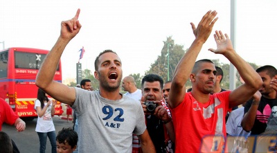 שחקני הפועל ר&qout;ג חוגגים עם האוהדים (שי לוי) שחקני הפועל ר&qout;ג חוגגים עם האוהדים (שי לוי)