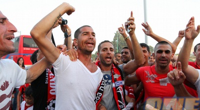 שחקני הפועל ר&qout;ג חוגגים עם האוהדים (שי לוי) שחקני הפועל ר&qout;ג חוגגים עם האוהדים (שי לוי)