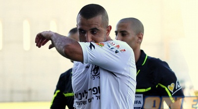 סאלם אבו סיאם יורד מאוכזב מכר הדשא (שי לוי)