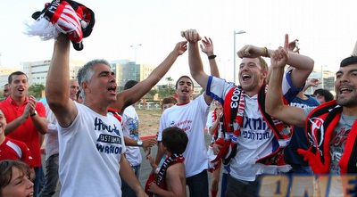 שחקני הפועל ר&qout;ג חוגגים עם האוהדים (שי לוי) שחקני הפועל ר&qout;ג חוגגים עם האוהדים (שי לוי)