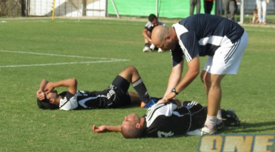 שחקני אסי גלבוע מפורקים על הדשא (נדב מעוז) (ONE)