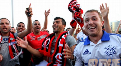 צ´קאנה וטל חן חוגגים עם האוהדים (שי לוי)