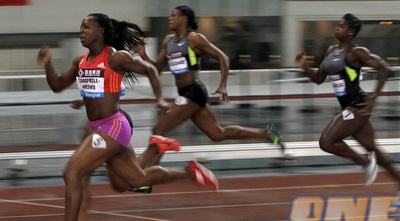 ורוניקה קמפבל בראון מסיימת ראשונה ב-200 מטרים (רויטרס)