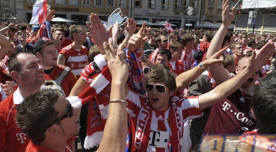 אוהדי באיירן בטירוף מחוץ לאצטדיון (רויטרס)