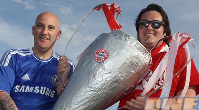 אוהד צ´לסי ואוהד באיירן חולקים גביע אחד (GettyImages)