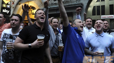 אוהדי צ´לסי חוגגים עם בירות כמיטב המסורת (רויטרס)