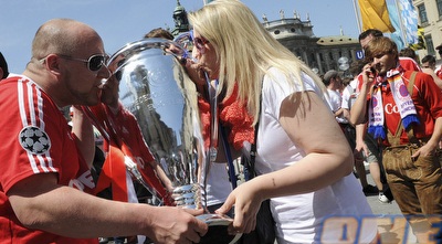 לאוהד ואוהדת באיירן האלו כבר יש גביע אלופות אחד (רויטרס)