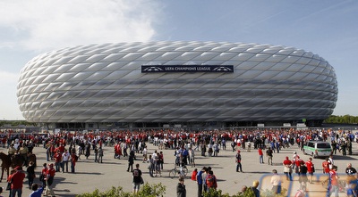 האוהדים מחוץ לאליאנץ ארנה (רויטרס)