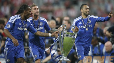 בוסינגווה, מיירלש ודרוגבה רצים עם הגביע לקהל (רויטרס)