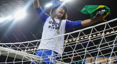 דויד לואיז חוגג על המשקוף (GettyImages)