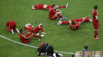 שחקני באיירן גמורים מצער על הרצפה בסיום (רויטרס)