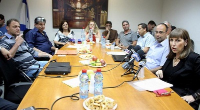 הוועדה מתכנסת (משה חרמון)