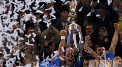 פאולו קנבארו מניף את הגביע (רויטרס)