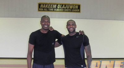 לברון ג´יימס והאקים אולג´ואן. גם אמארה ניסה