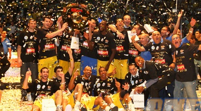 שחקני מכבי ת&qout;א חוגגים (שי לוי) שחקני מכבי ת&qout;א חוגגים (שי לוי)