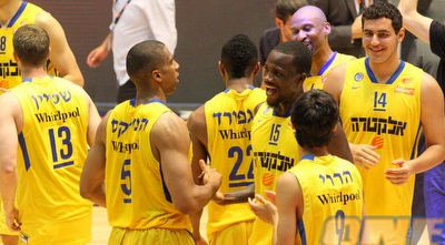 שחקני מכבי ת&qout;א חוגגים (משה חרמון) שחקני מכבי ת&qout;א חוגגים (משה חרמון)