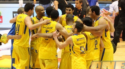 שחקני מכבי ת&qout;א חוגגים (משה חרמון) שחקני מכבי ת&qout;א חוגגים (משה חרמון)