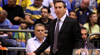 דייויד בלאט, על רקע פדרמן. &qout;מודה לקהל שלנו&qout; (שי לוי)