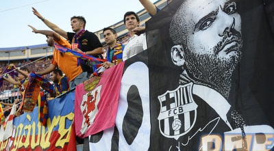 אוהדי בארסה נפרדים מגוארדיולה (רויטרס)