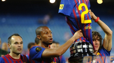 פויול וקייטה עם חולצה של אבידל (GettyImages)