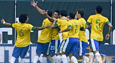 האלק חוגג עם חבריו במדי נבחרת ברזיל (רויטרס)