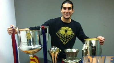 חוסה מנואל פינטו עם הגביע החדש (ONE)