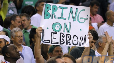 אוהד בוסטון עם מסר (רויטרס)