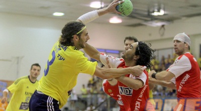 רוזנטל מנסה לעצור את נאמן (יניב גונן) רוזנטל מנסה לעצור את נאמן (יניב גונן)