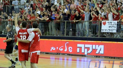 שחקני הפועל והקהל בטירוף (יניב גונן) שחקני הפועל והקהל בטירוף (יניב גונן)