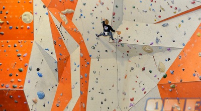 מטפסת תלויה בין שמיים וארץ, שווה לבוא לראות