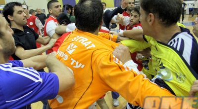 המהומה בסיום עם סטראט במרכז (יניב גונן)