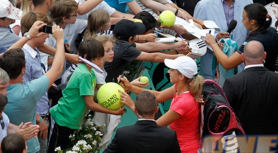 מרטיץ´ וברטולי חותמות למעריצים לאחר המשחק בינהן (רויטרס) מרטיץ´ וברטולי חותמות למעריצים לאחר המשחק בינהן (רויטרס)
