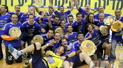 מכבי ראשל&qout;צ חוגגת זכייה (יניב גונן)